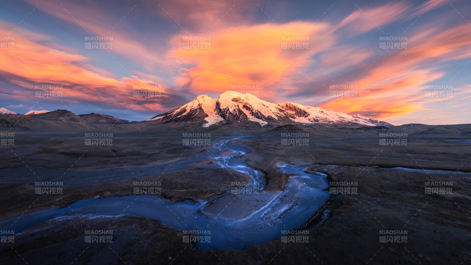 雪山日落 流溪映彩霞图片