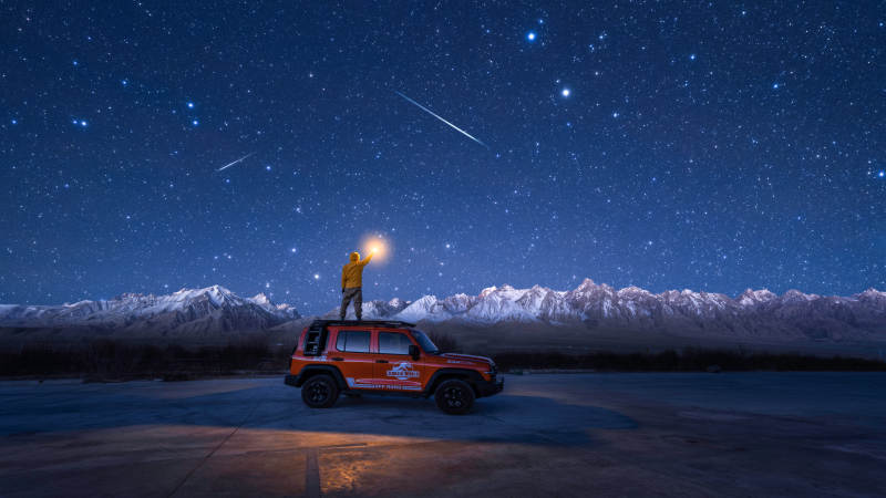 星空下的探险者图片