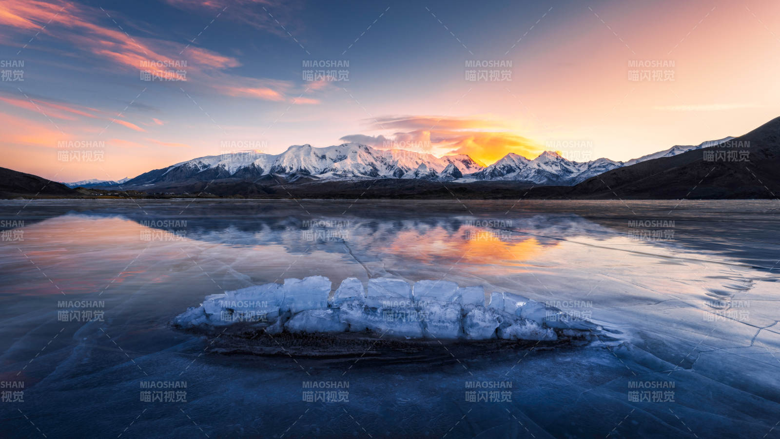 雪山湖畔冰晶映霞光图片