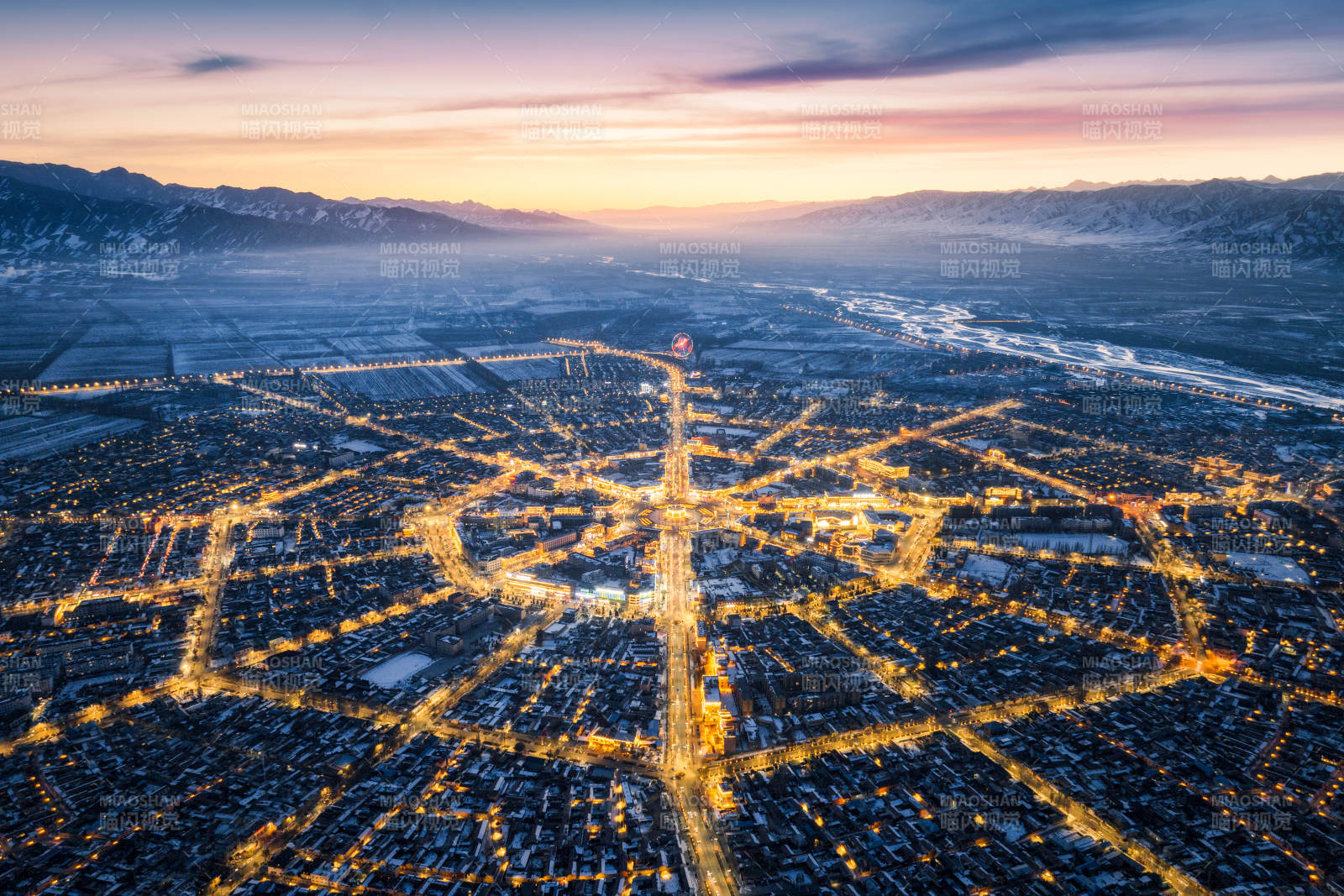 城市夜景 灯火辉煌的网格图片