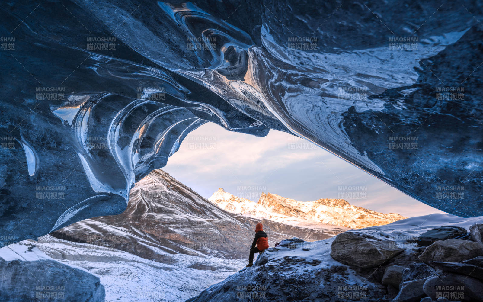 冰洞奇观 雪山映照图片