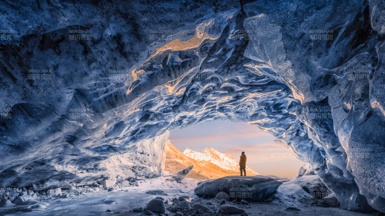 冰洞奇观 雪山映照图片