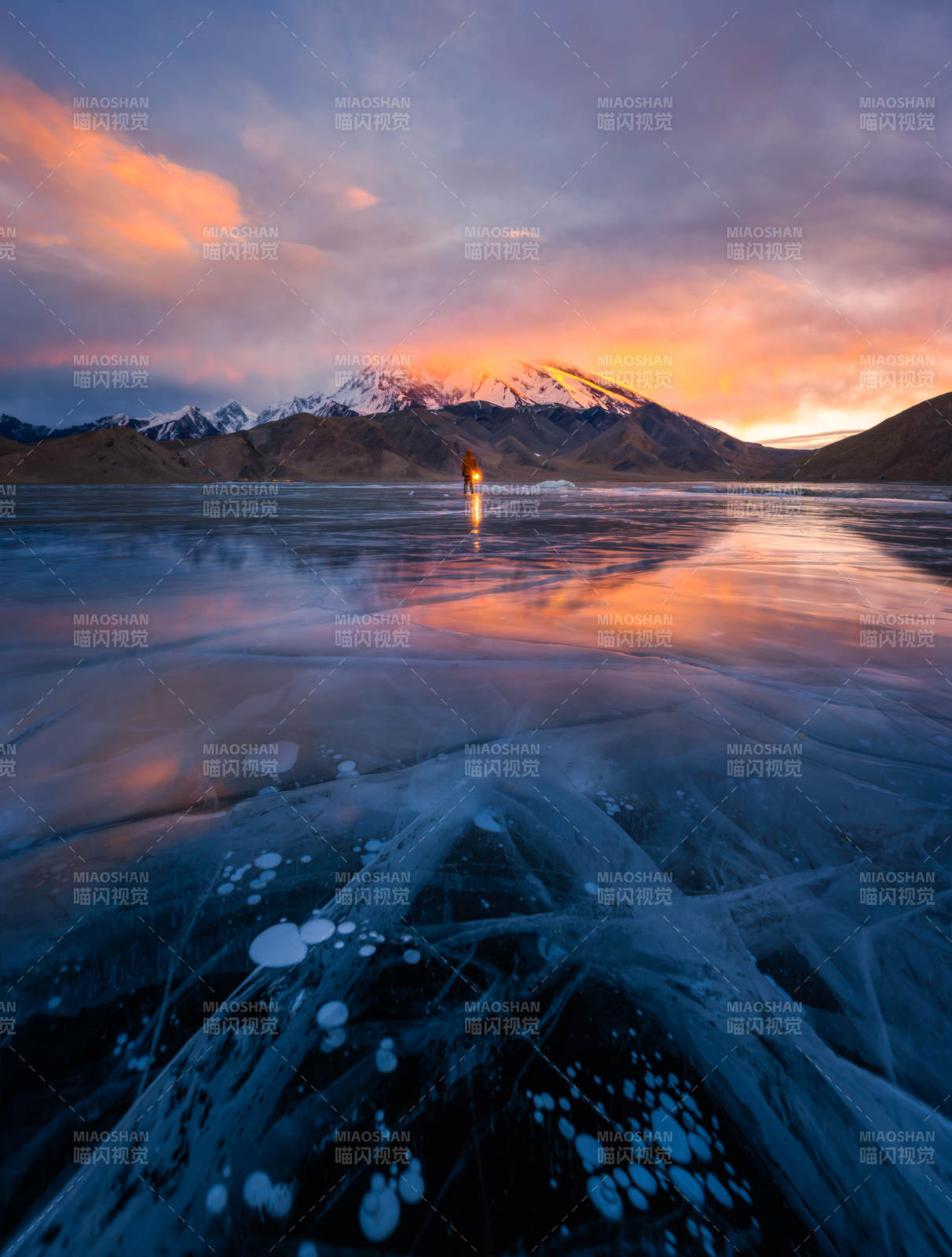 冰湖落日 雪山倒影图片