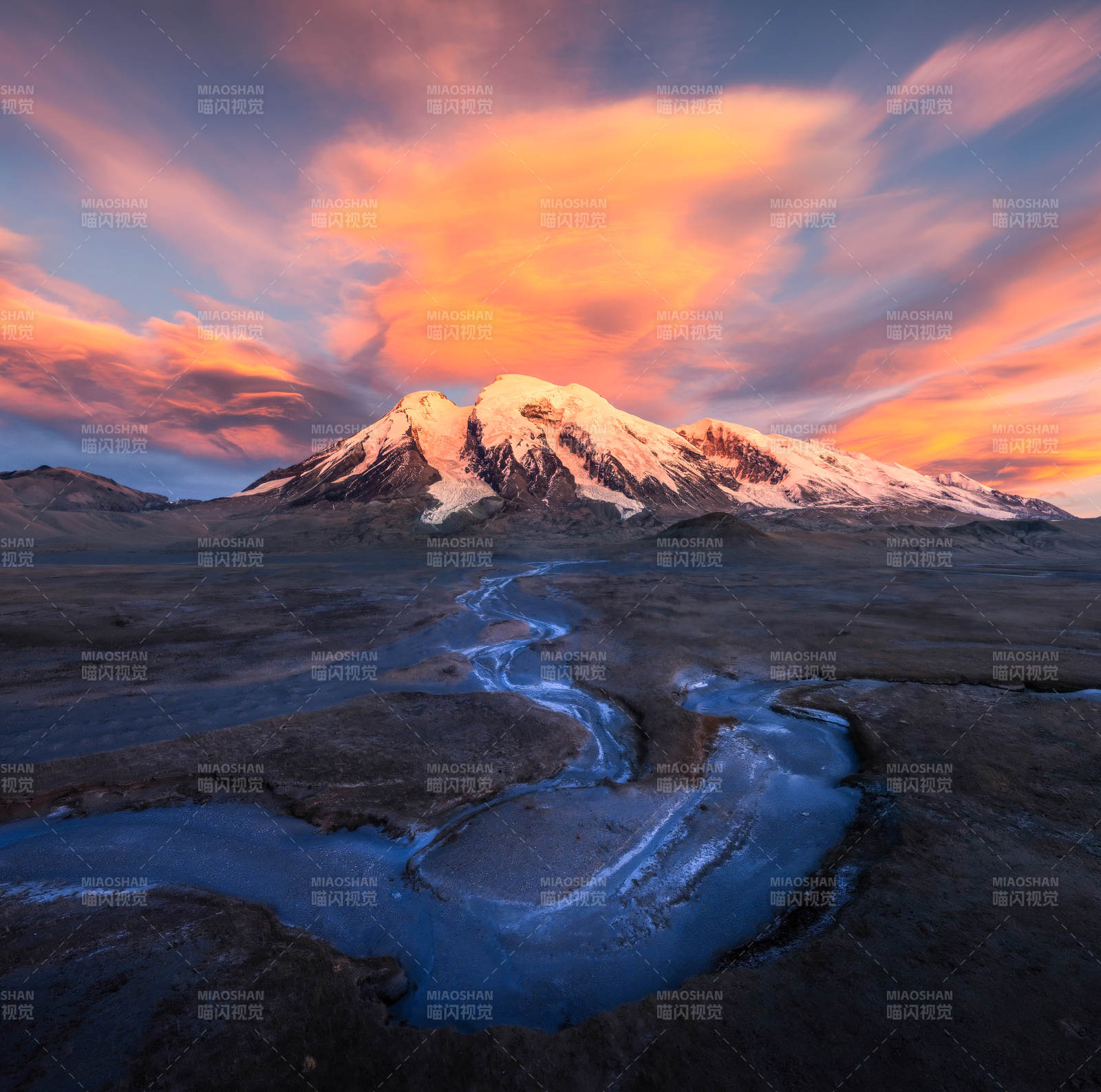 雪山落日 溪流蜿蜒图片