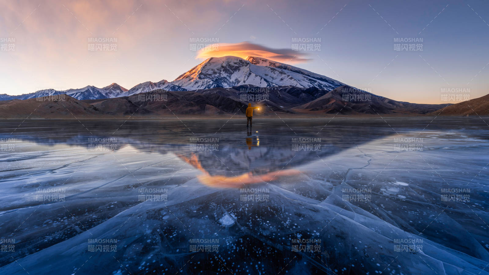 雪山倒影 冰湖奇景图片