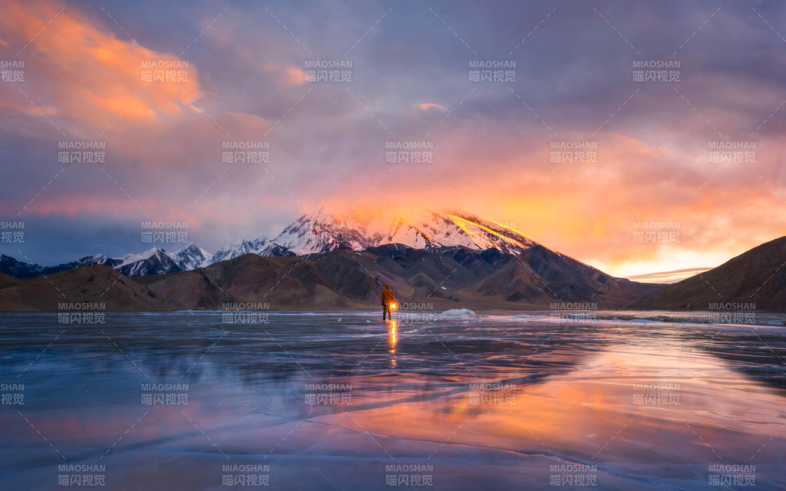 雪山湖畔夕阳映照图片