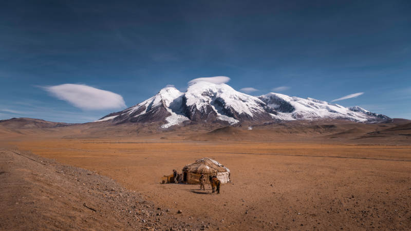 雪山下的孤独小屋图片