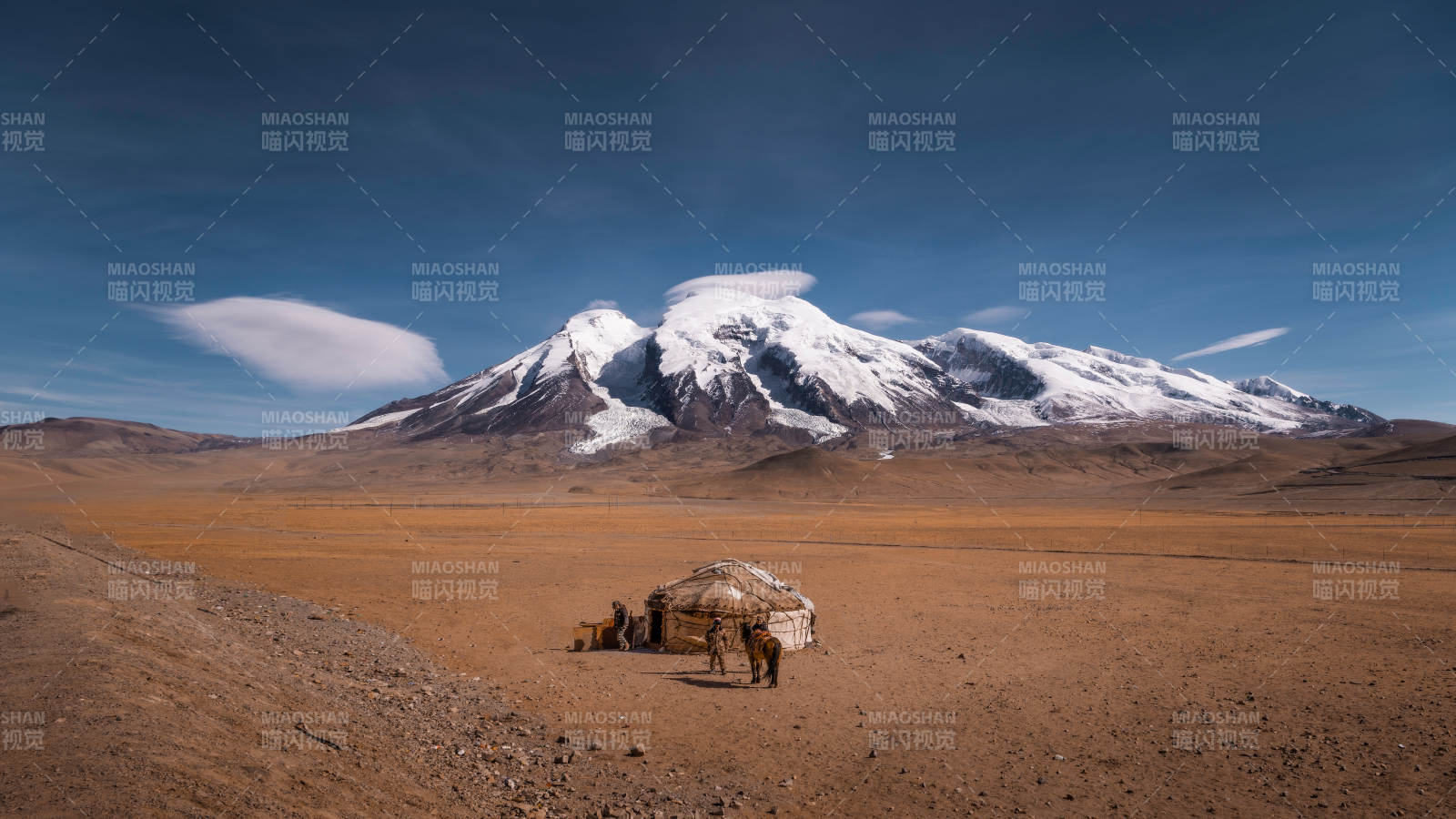 雪山下的孤独小屋图片