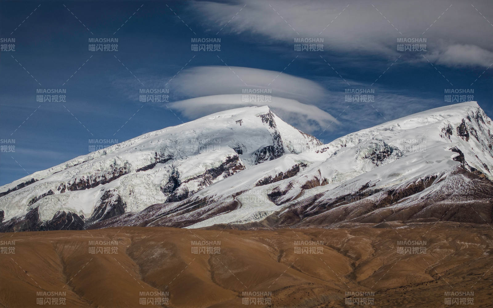 雪山云海 壮丽景观图片