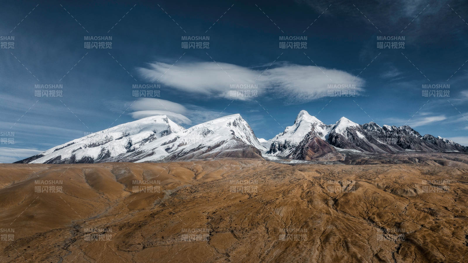 雪山荒漠 云影相随图片