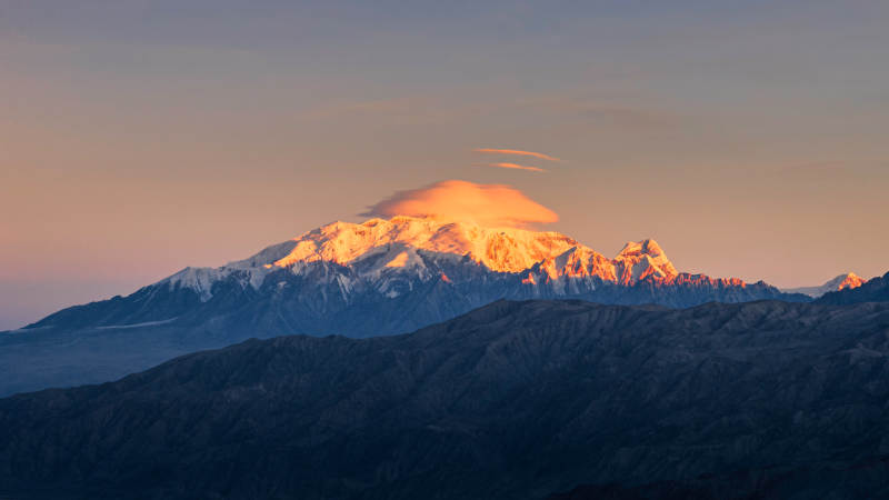 雪山日落 云海缭绕图片