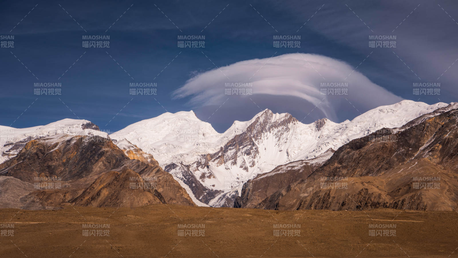 雪山云海 壮丽奇观图片