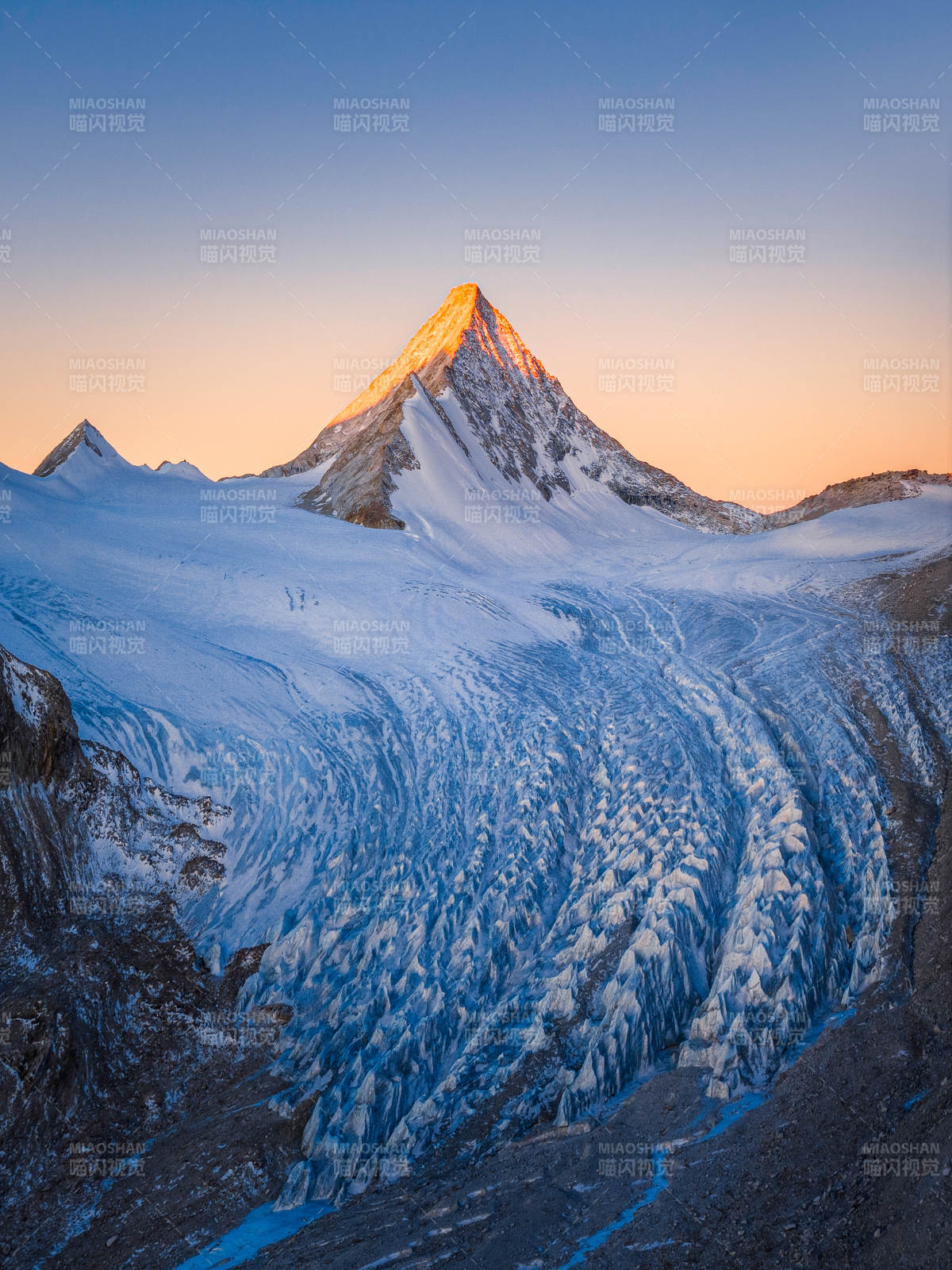 雪山日出 冰川壮丽图片