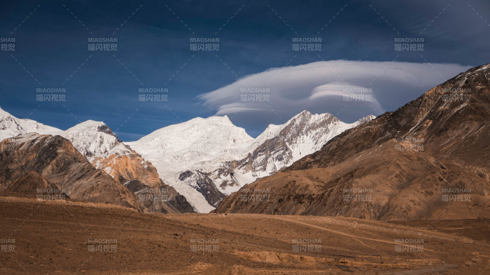 新疆公格尔山图片