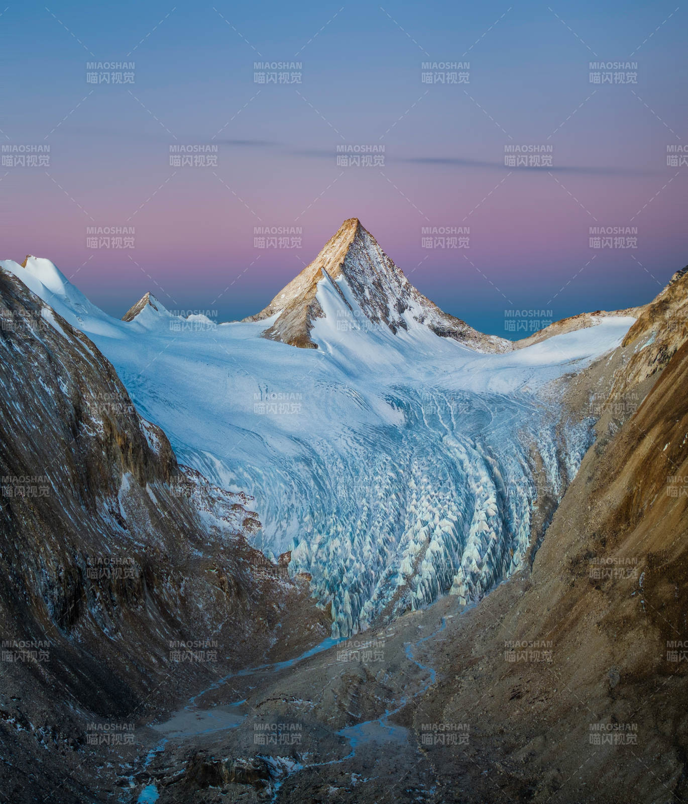 西藏冷布岗日国王峰图片