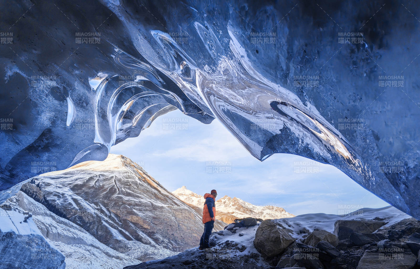 冰洞奇观 雪山映衬图片
