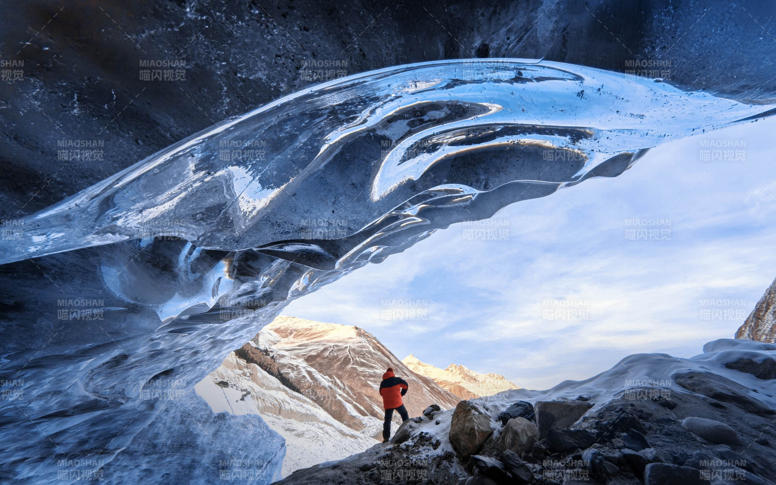 冰洞奇观 探险者行图片
