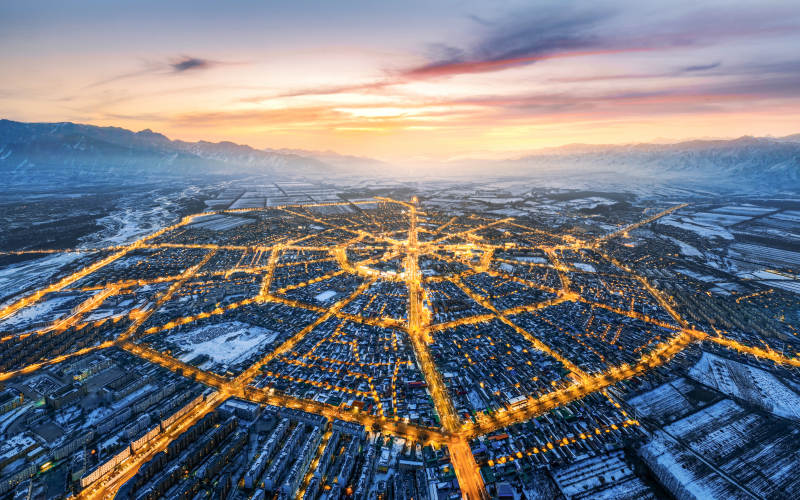 城市夜景 灯火辉煌的网格图片