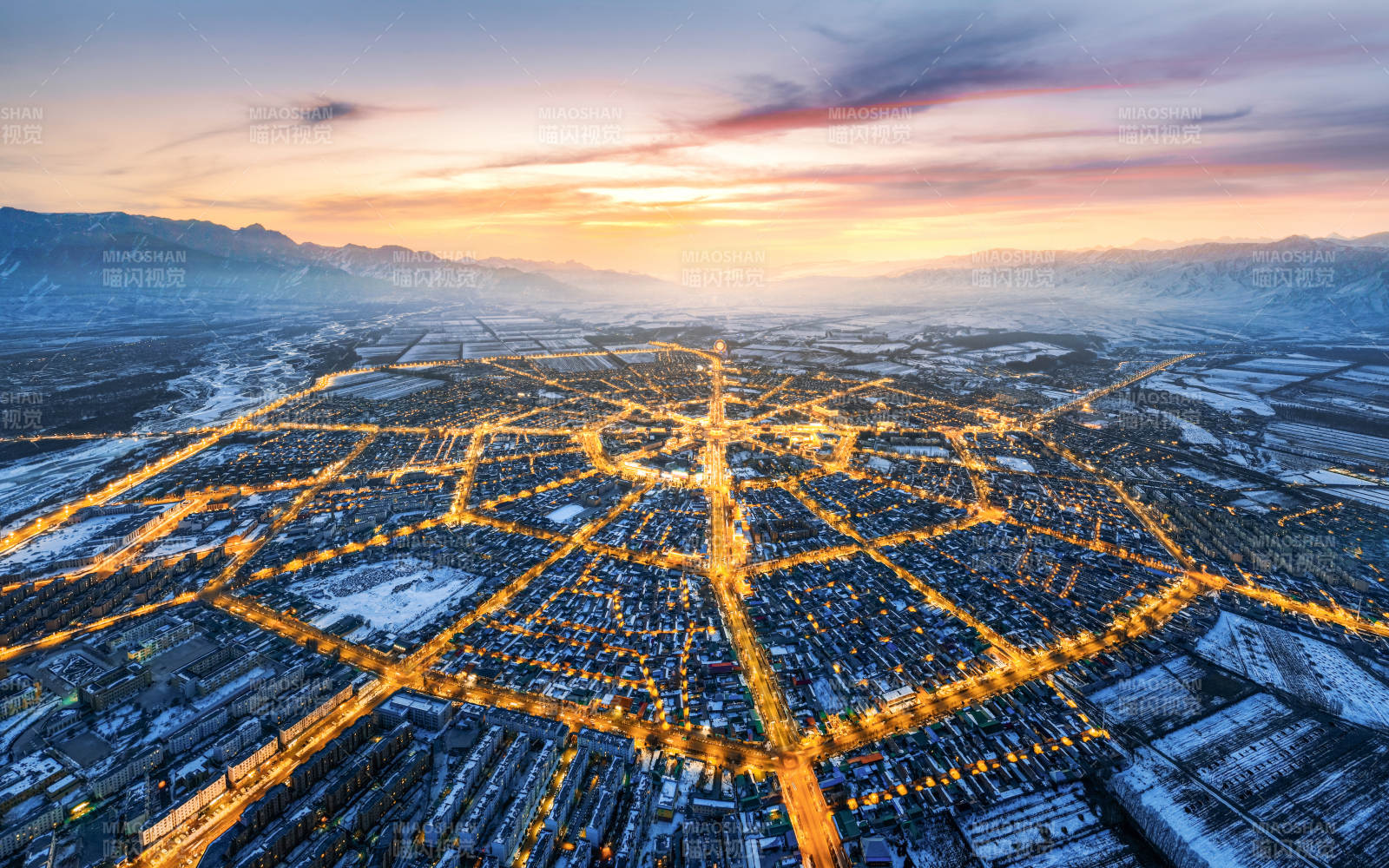 城市夜景 灯火辉煌的网格图片