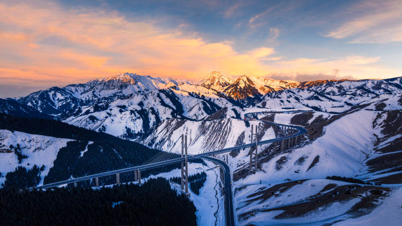 雪山日落 桥贯长空图片