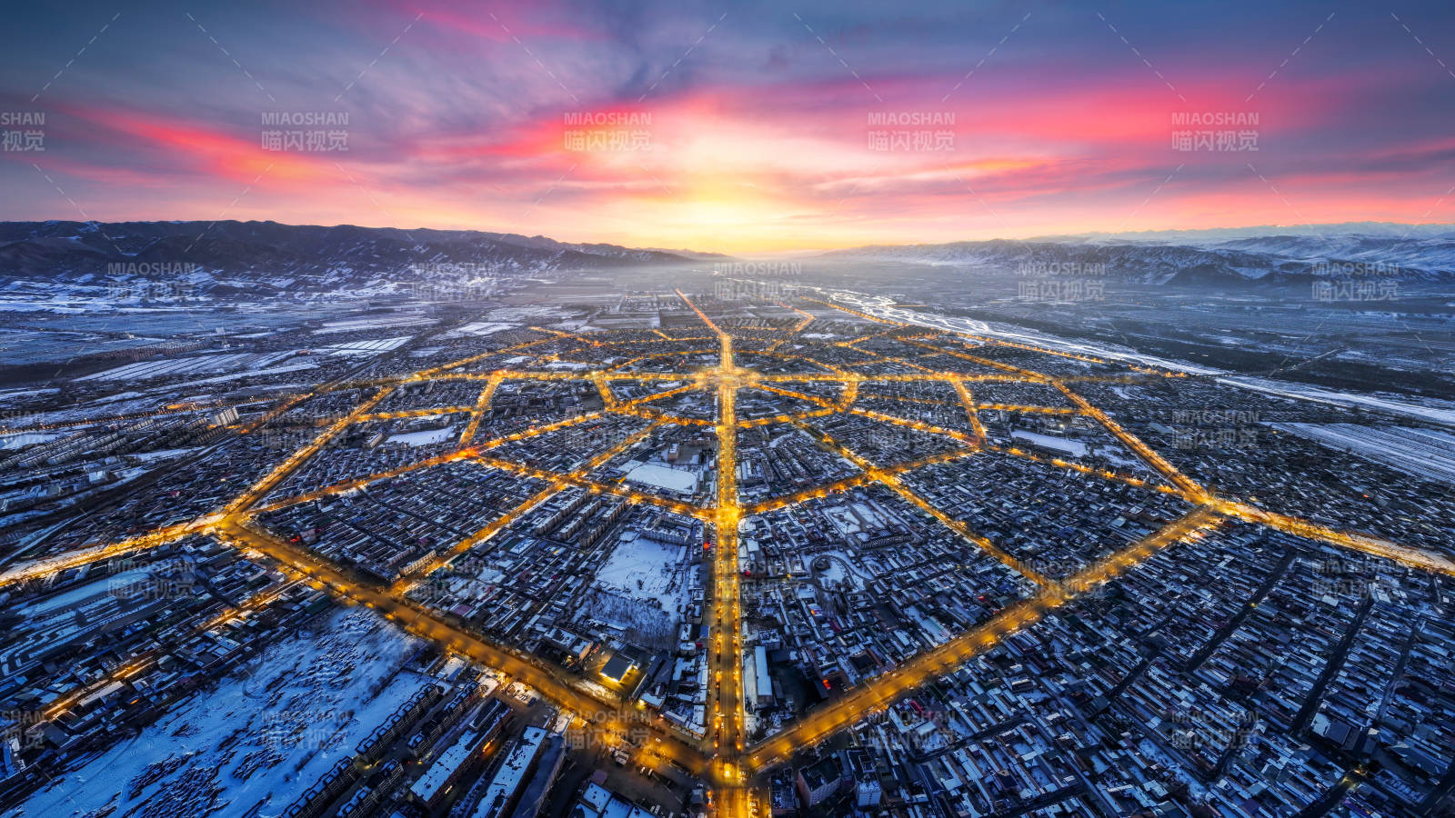 城市夜景 光芒交织的网格图片