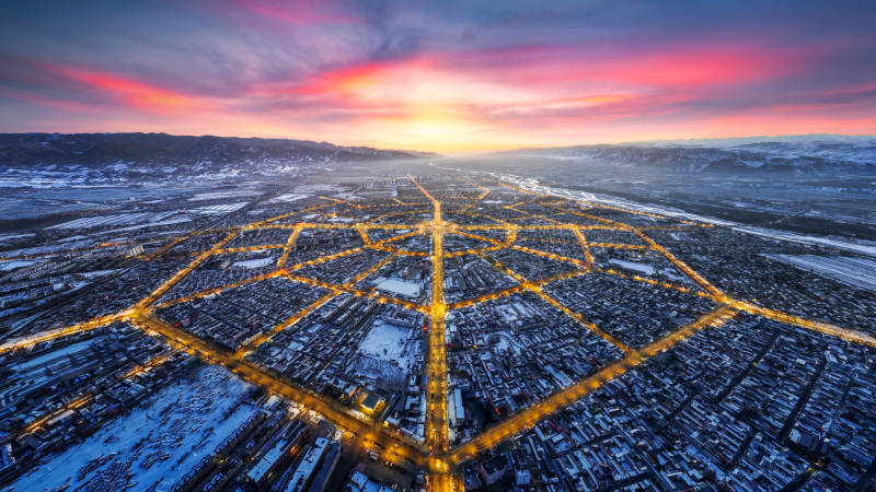 城市夜景 光芒交织的网格图片