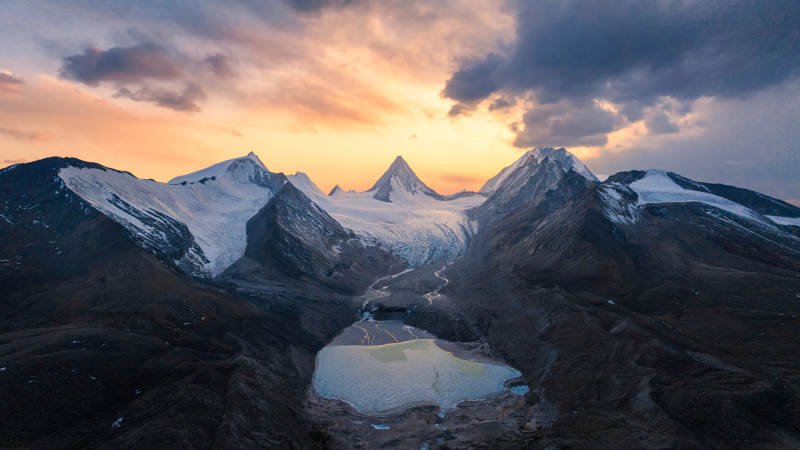 西藏冷布岗日国王峰图片