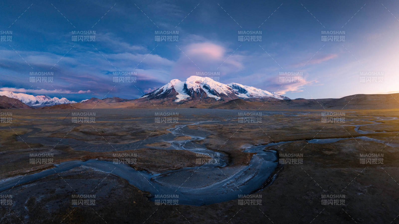 雪山下的蜿蜒河流图片
