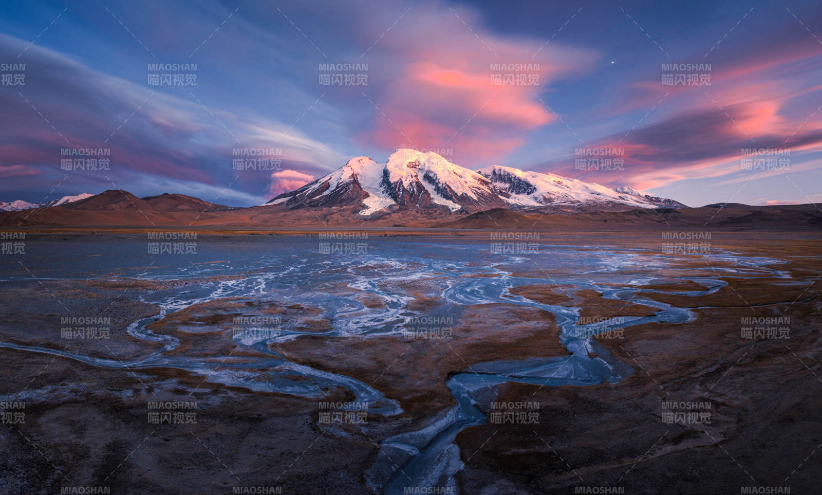 雪山映霞 湖水蜿蜒图片