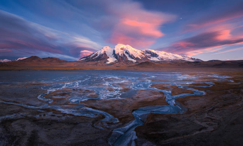 雪山映霞 湖水蜿蜒图片