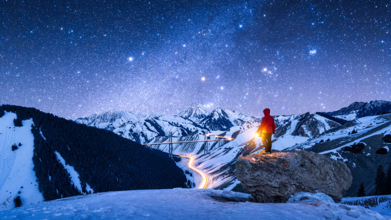 新疆星空下的雪山奇景图片