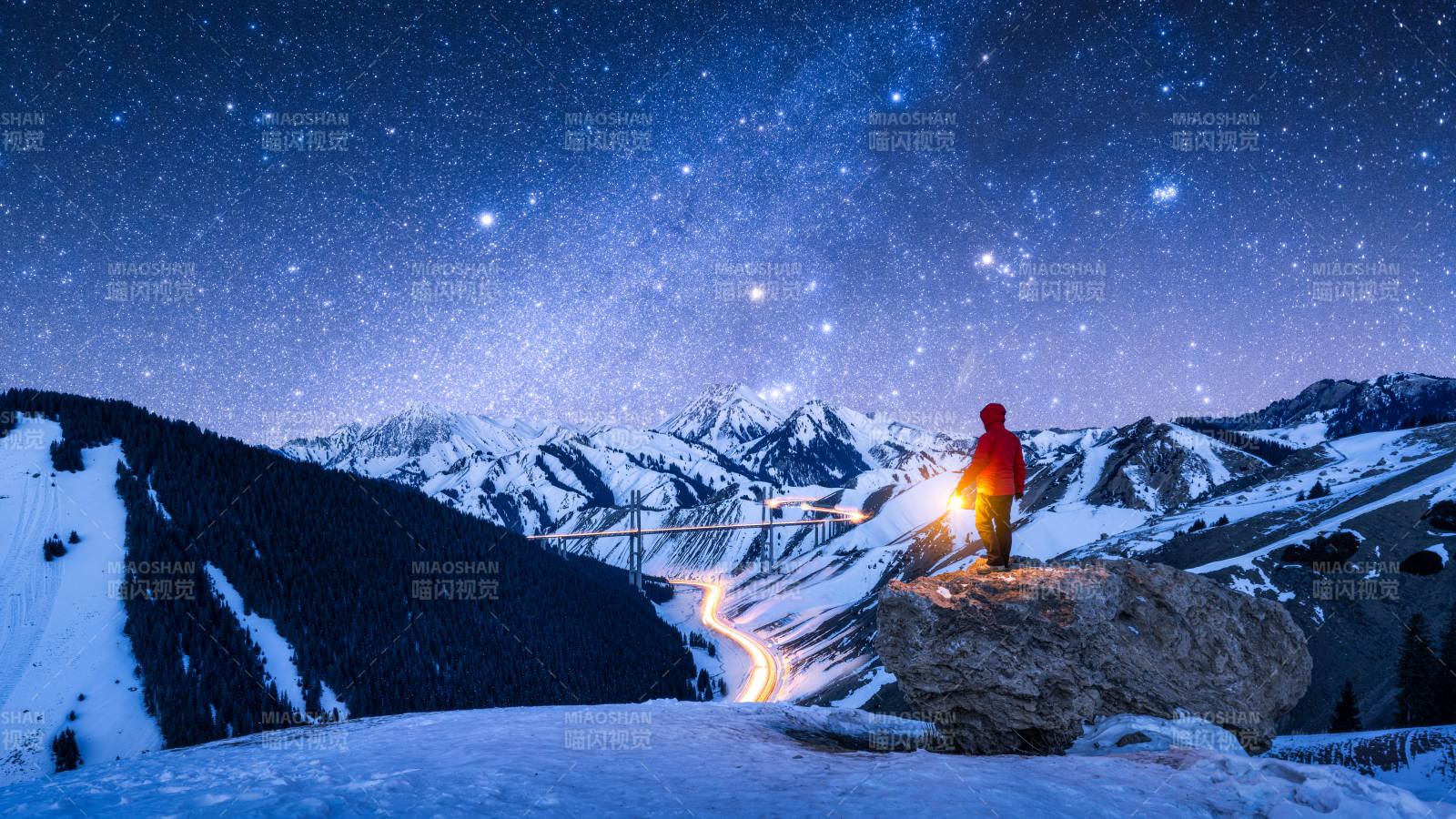 新疆星空下的雪山奇景图片