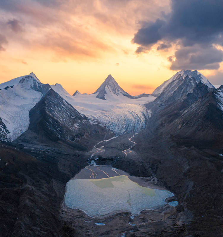 西藏冷布岗日国王峰图片