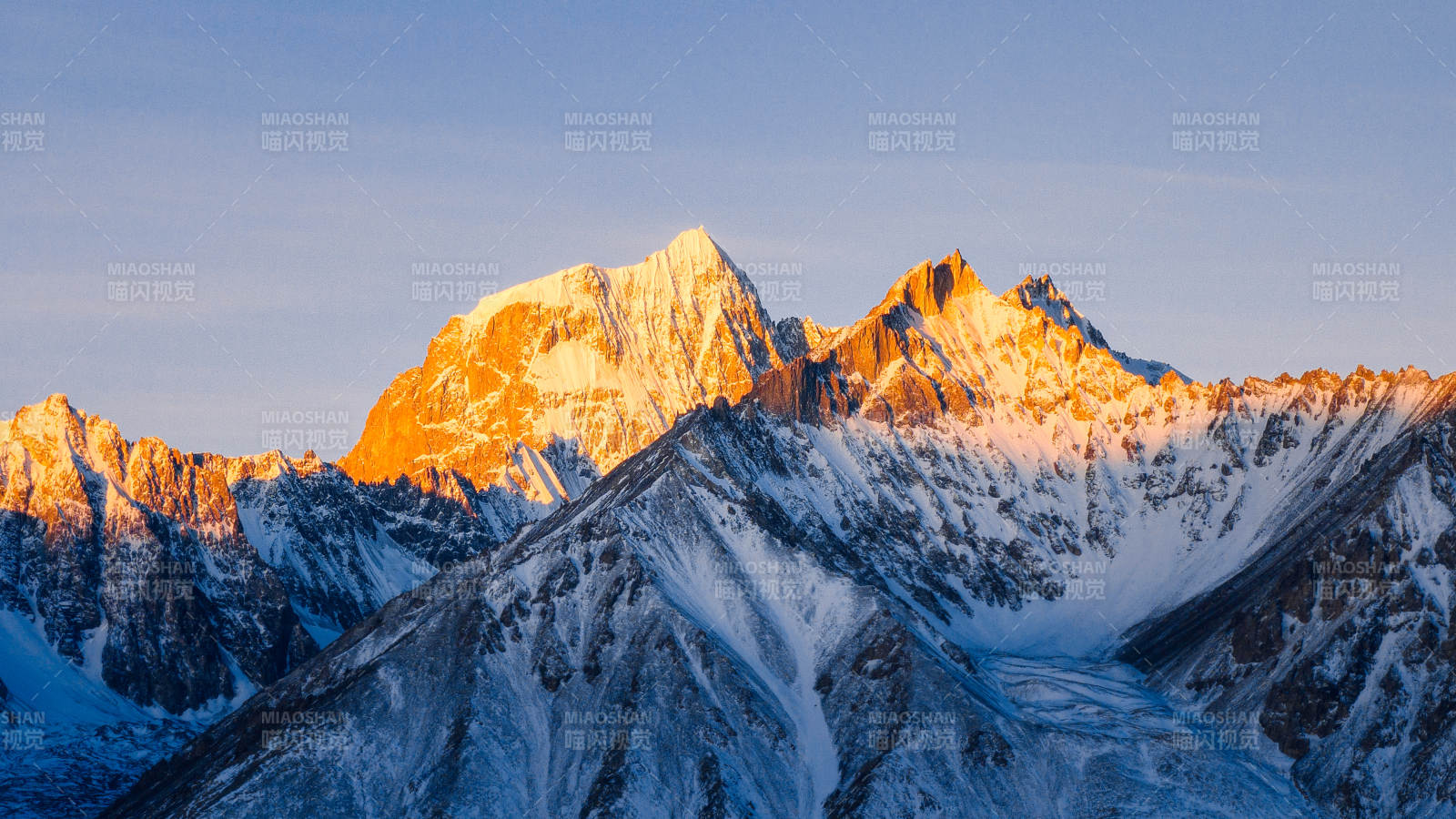 雪山晨曦 光辉闪耀图片