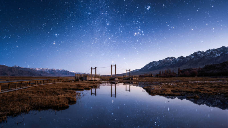 星河映桥夜景如梦图片