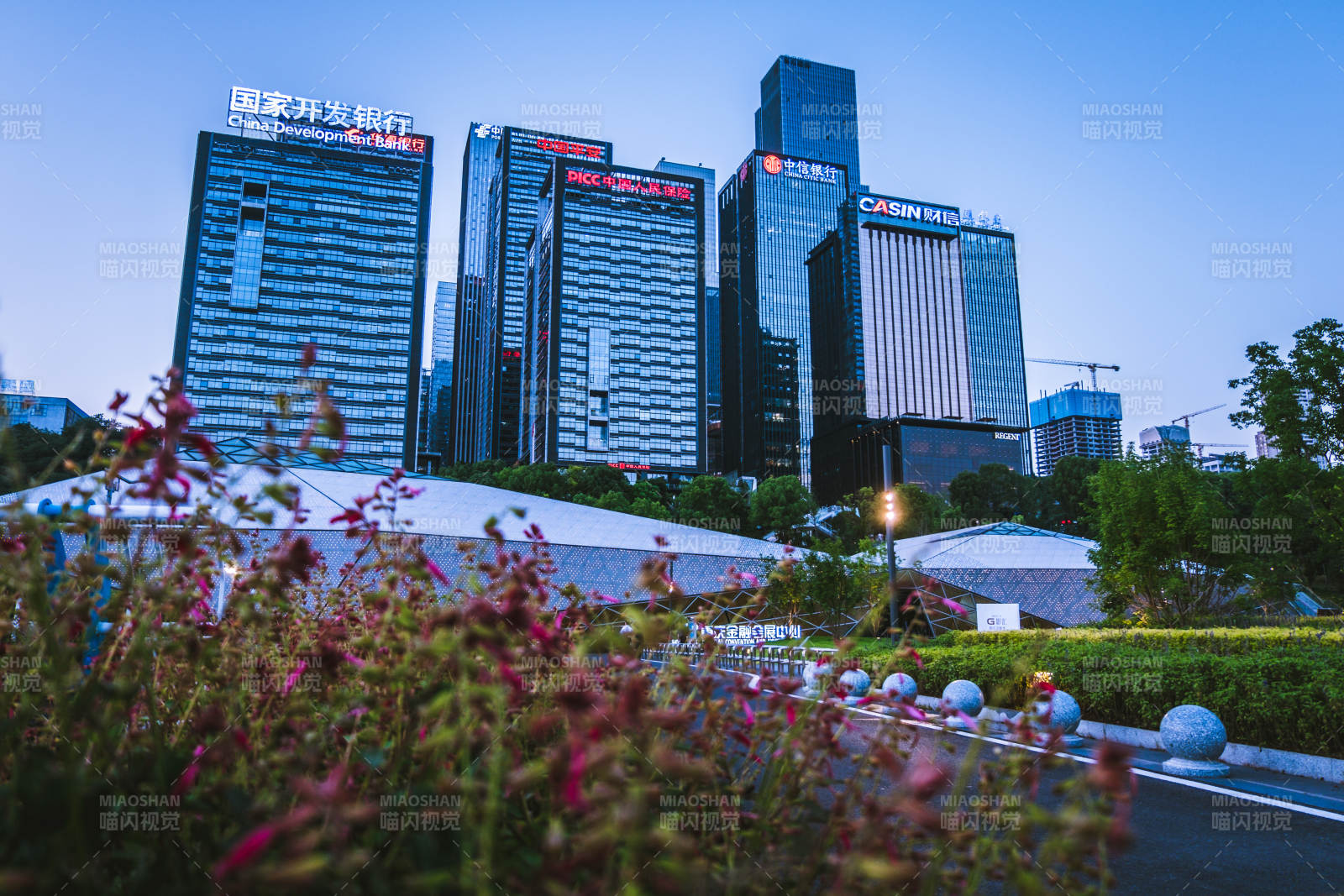 城市夜景与现代建筑群图片