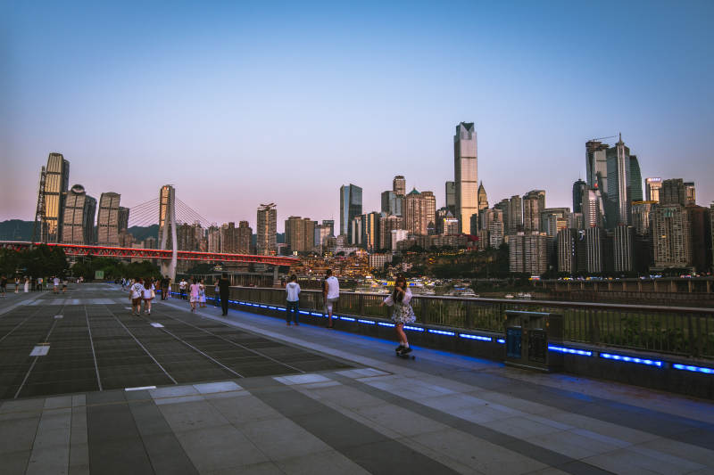 城市夜景与行人步道图片