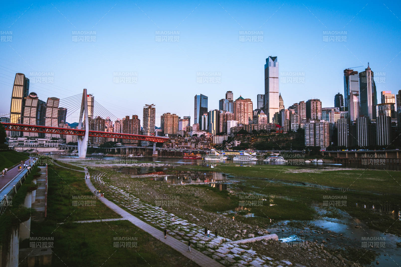 城市天际线与江畔风光图片