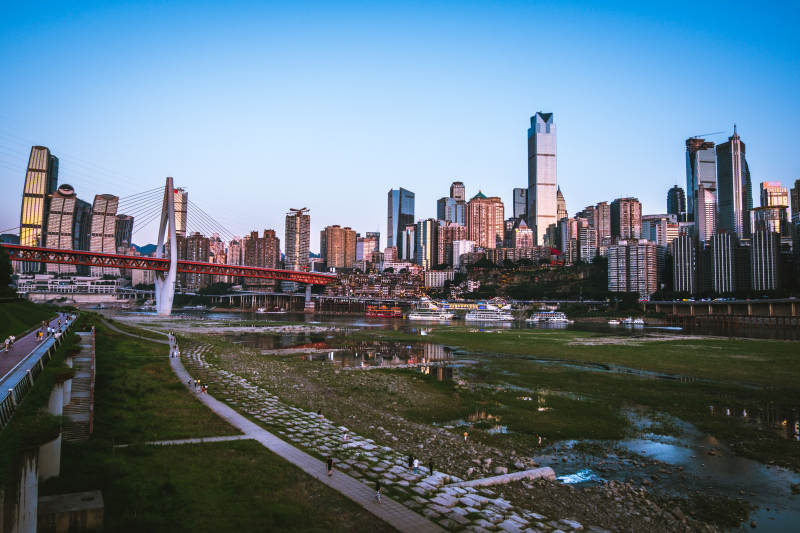 城市天际线与江畔风光图片