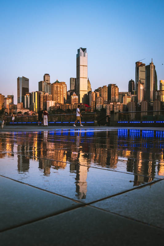 城市夜景倒影人行道图片