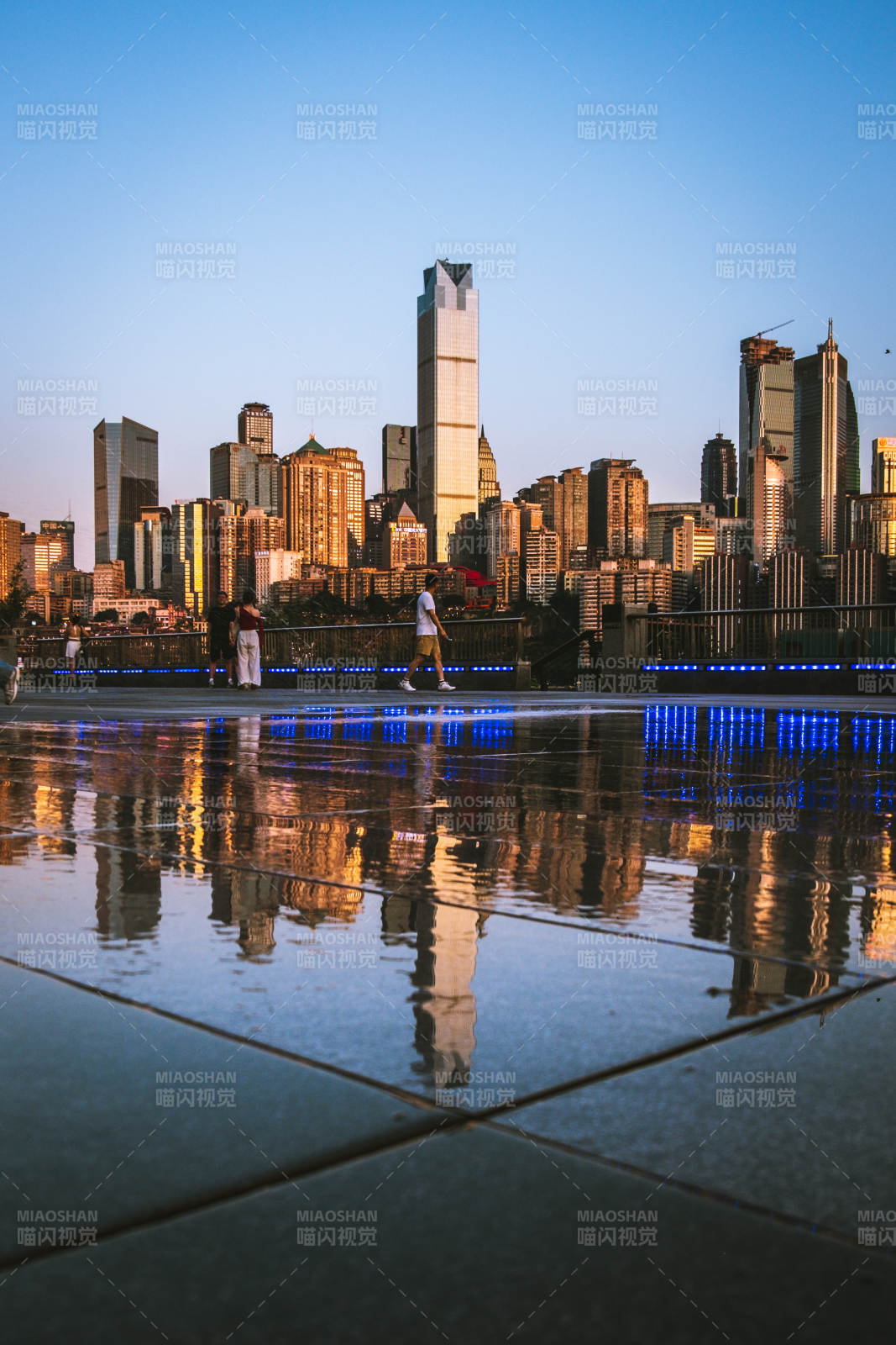 城市夜景倒影人行道图片