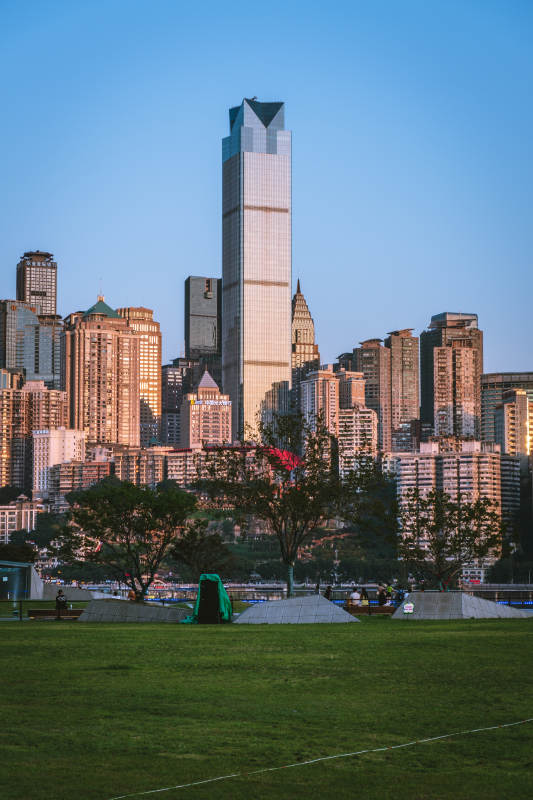 城市天际线与绿地公园图片