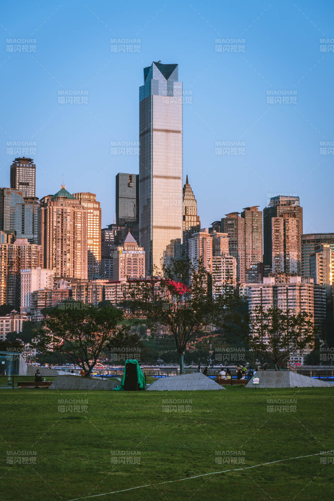 城市天际线与绿地公园图片