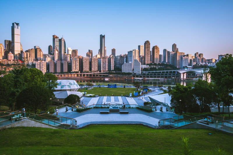 城市天际线与绿地公园图片