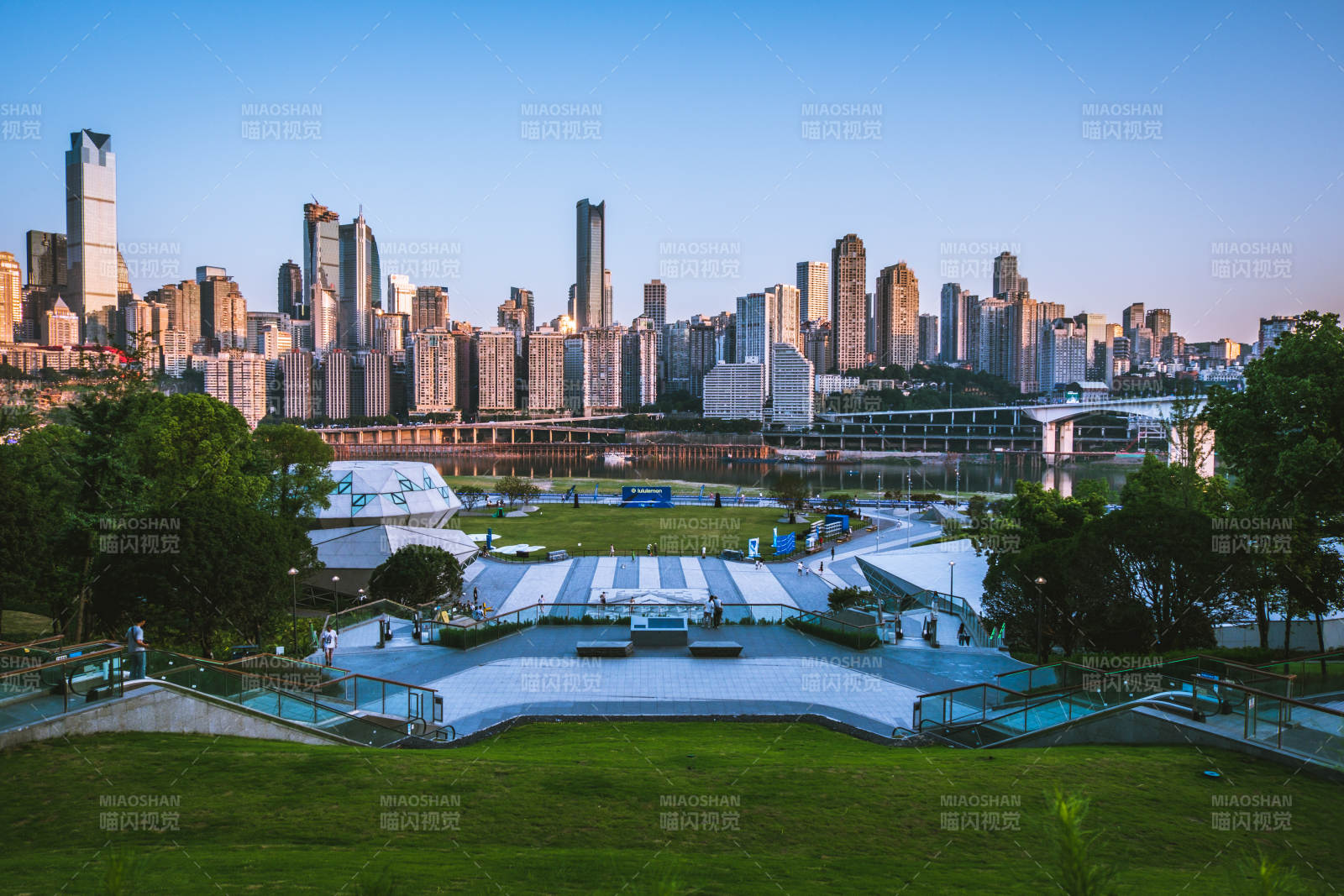 城市天际线与绿地公园图片