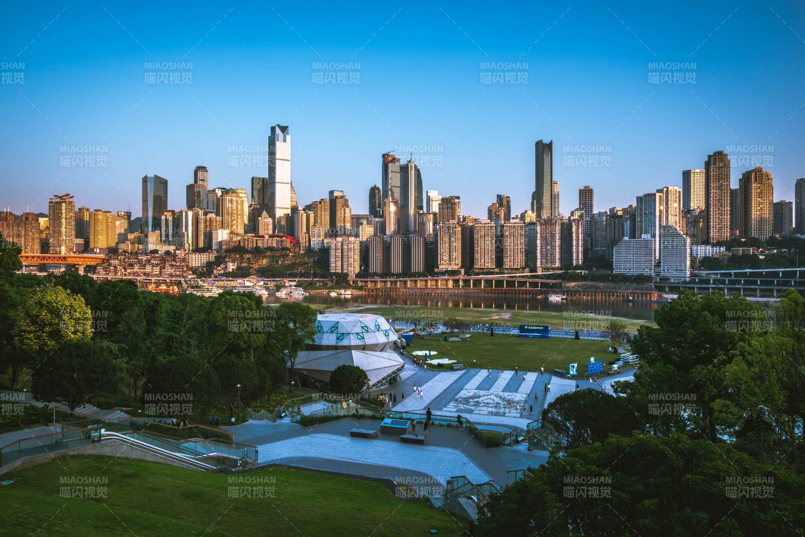 城市天际线与公园风光图片