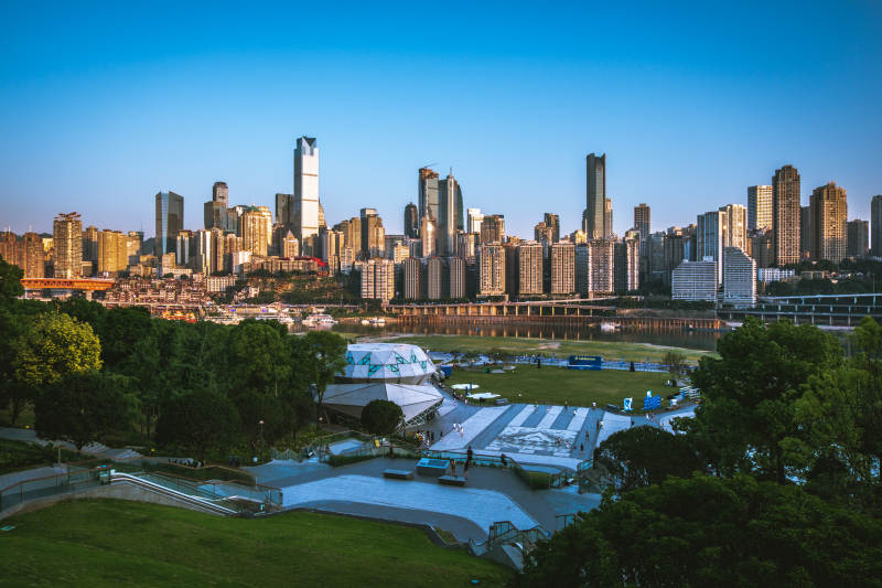 城市天际线与公园风光图片