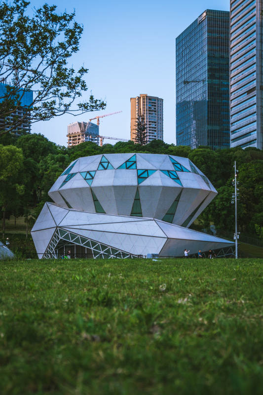 现代建筑与自然的融合图片