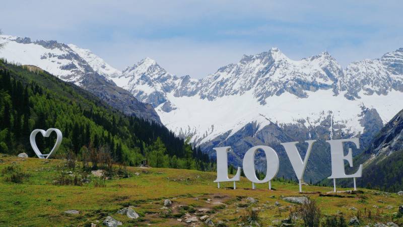 ［四姑娘山］雪山下的 LOVE 心形景观图片