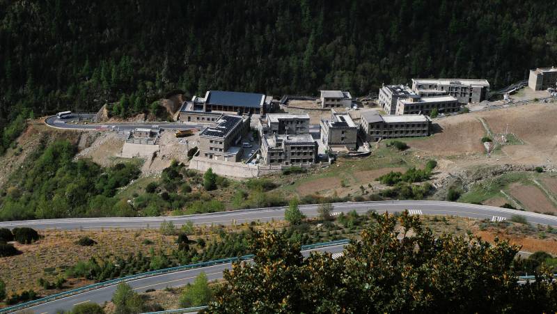 山间小镇 公路蜿蜒图片